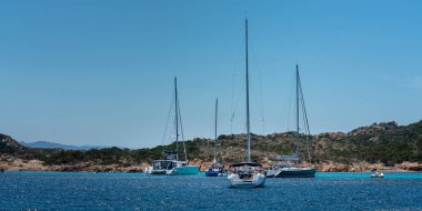 Sardunya çevresinde turkuaz denizi olan küçük adalar, İtalya