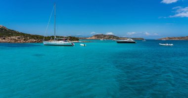 Sardunya çevresinde turkuaz denizi olan küçük adalar, İtalya