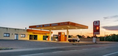 Sardunya adasında akşam güneşinde boş bir benzin istasyonu, İtalya