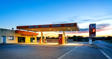 Sardunya adasında akşam güneşinde boş bir benzin istasyonu, İtalya