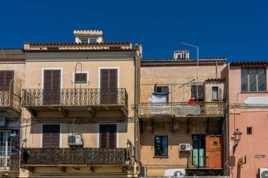 İtalya'nın Sardunya adasındaki evlerin cepheleri