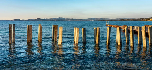 Betonpfeiler im Meer — Stock Photo, Image