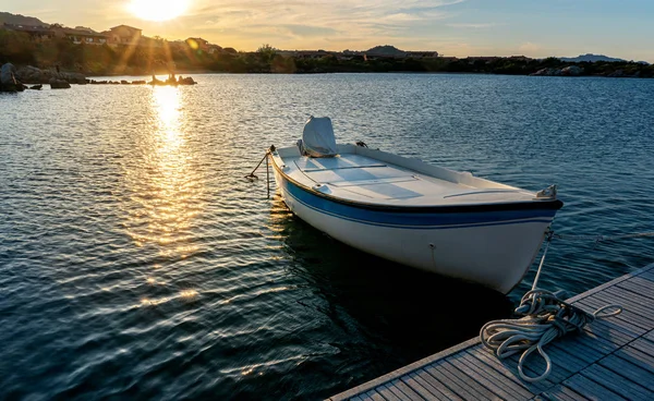 Szardínia, Olaszország, halászhajók és evezős csónakok naplementekor — Stock Fotó