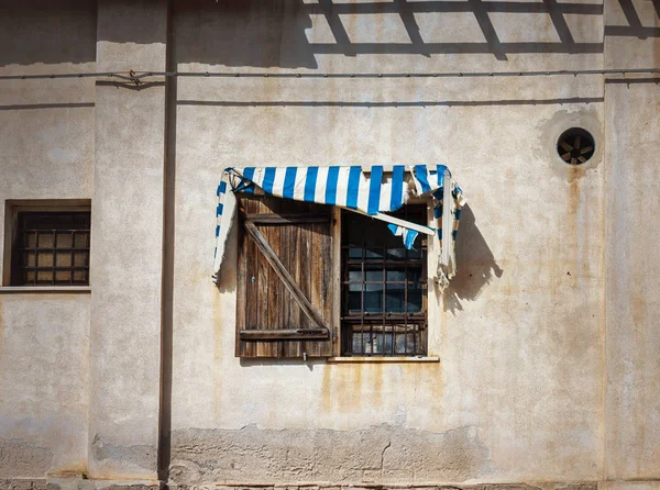Sardunya, İtalya, Golfo aranci çevresindeki evlerin kapı ve pencereleri — Stok fotoğraf