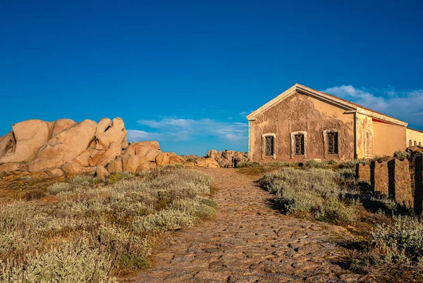 Uninhabited mountain hut on the rocks in Capo Testa in Sardinia, Italy — Stock Photo, Image