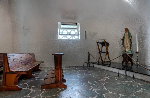 В церкви в Порто Ротондо в Сардинии, Италия — стоковое фото