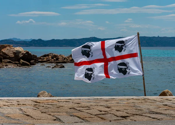 Le drapeau national de l'île de Sardinia en Italie — Photo