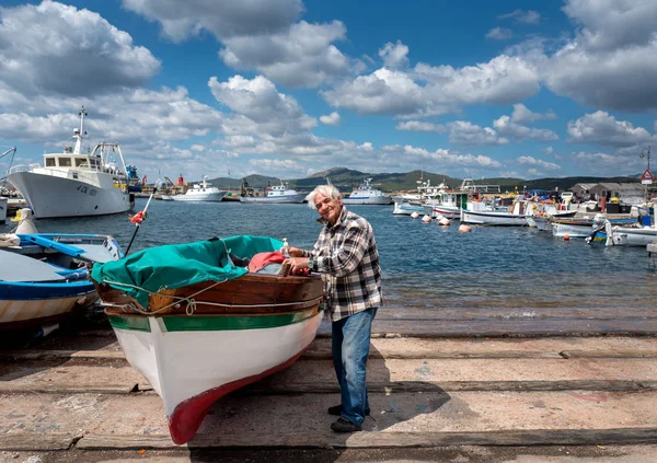 Sardunya 'daki yaşlı balıkçı teknesini balık, sardunya ve Almanya için temizliyor. — Stok fotoğraf