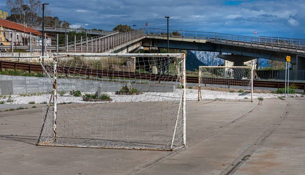 Fußballtore stehen auf einer Baustelle in Sardinen, Italien — Stockfoto