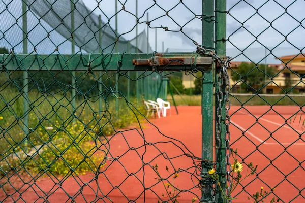 Sardinya, İtalya 'da küçük bir tatil köyünde spor ve tenis kortunu ihmal etmiş. — Stok fotoğraf