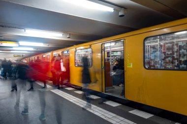Berlin metrosunun bir istasyonunda hareket halindeki metro treni, Almanya
