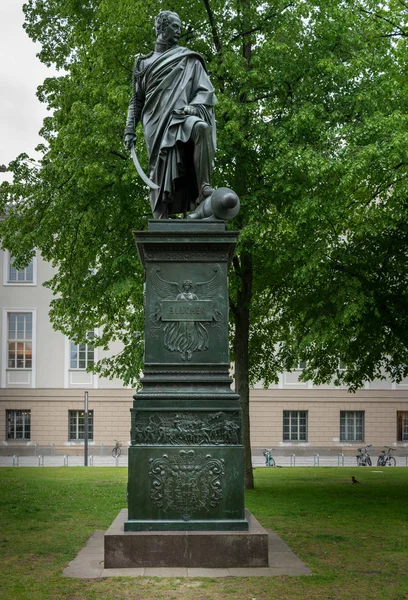 Бронзовый памятник прусскому генералу Блчеру на Бебельплац в Берлине, Германия — стоковое фото