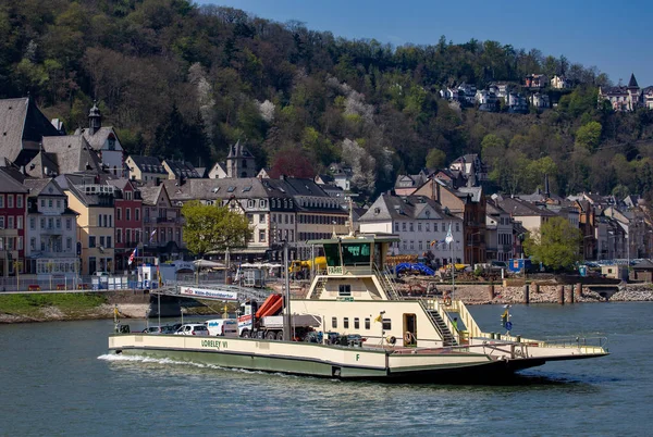 Ferry across the rhine at goarshausen near the loreley rock — Stock Photo, Image