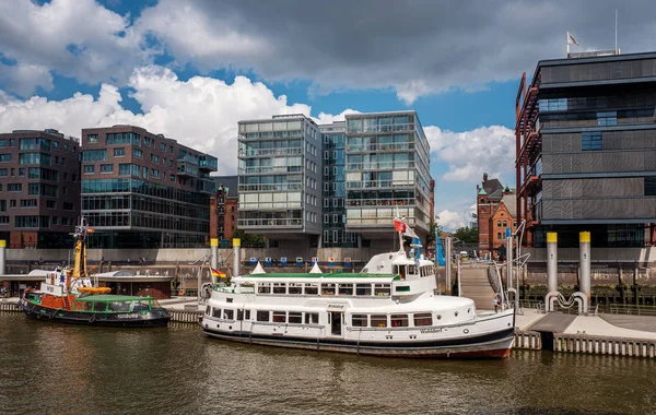 Edificio residenziale, appartamento, teatro dell'opera Elbphilharmonie e accesso tramite un ponte in acciaio nella nuova costruzione Hamburg HafenCity, Germania — Foto Stock