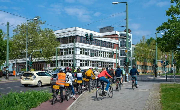Grupo turístico con bicicleta en un recorrido turístico a través de Berlín, Alemania —  Fotos de Stock