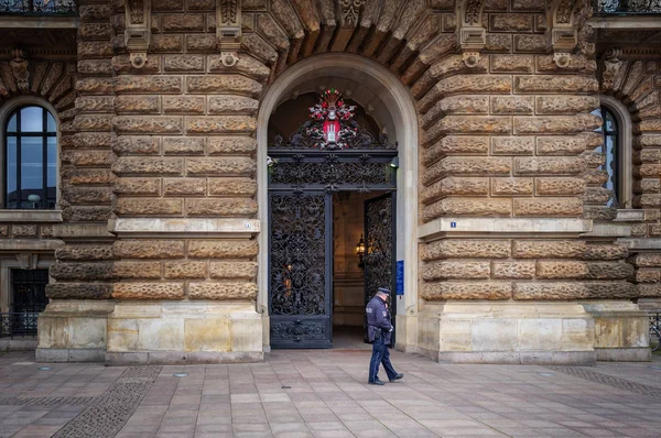 Detaljerade bilder av Hamburgs stadshus med innergård och polisstation framför huvudingången, Tyskland — Stockfoto