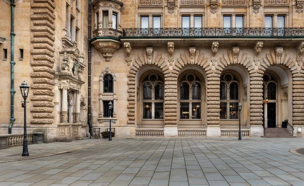 Foto dettagliate del municipio di Amburgo con cortile e stazione di polizia di fronte all'ingresso principale, Germania — Foto Stock