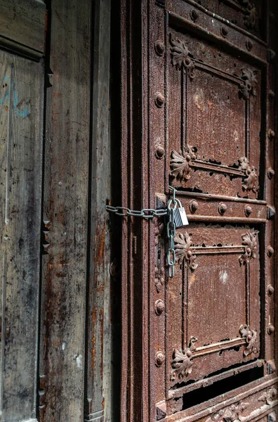 Old and rusty door with a new padlock — Stock Photo, Image