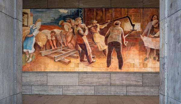 Pintura histórica mural en la fachada del Ministerio Federal de Hacienda de Berlín — Foto de Stock