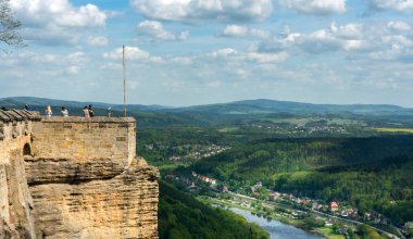 Elbe Kum Taşı Dağları 'ndaki duvarlar, uçurumlar ve dağlar ve Almanya' nın Saksonya kentindeki Knigstein Kalesi