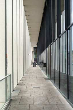 Berlin, Almanya 'daki müze adasında ziyaretçi merkezi olarak tasarlanan yeni inşa edilen James Simon galerisi.,