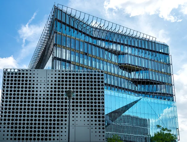 Нове будівництво інноваційної та сучасної офісної будівлі куб на Вашингтонплац біля головного вокзалу Берліна — стокове фото