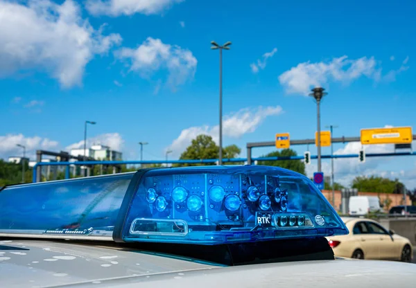 Modré všestranné světlo na střeše policejního vozidla, Berlín, Německo — Stock fotografie