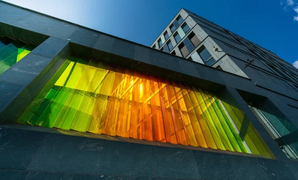 Kolorowe żaluzje pionowe na budynku użyteczności publicznej w Berlinie — Zdjęcie stockowe