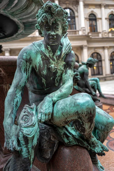 Figuras en la fuente Hygieia en el patio del Ayuntamiento de Hamburgo, Alemania — Foto de Stock