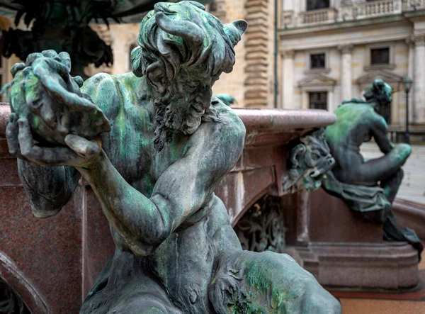 Figuren am Hygienebrunnen im Innenhof des Hamburger Rathauses, Deutschland — Stockfoto