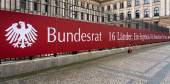 Rotes Banner am Haupteingang des Bundesrates in Berlin