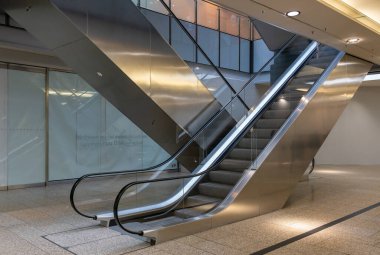 Geniş çaplı yenileme ve tasarım öncesi Potsdamer Platz Arkaden 'daki boş dükkanlar, Berlin.