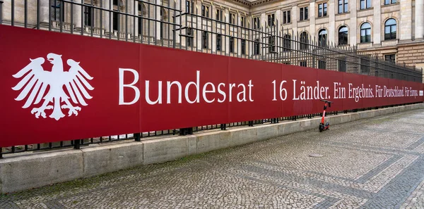 Czerwony Sztandar Przy Głównym Wejściu Rady Federalnej Berlinie — Zdjęcie stockowe