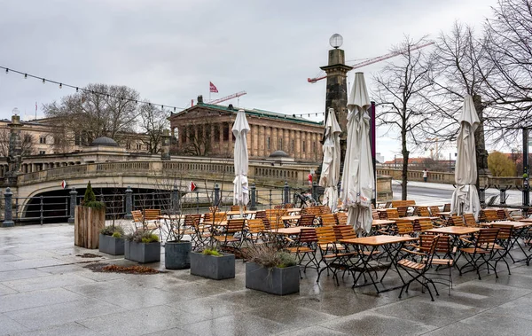 柏林市东部美食区外层的空桌子 — 图库照片