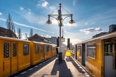Warschauer Caddesi 'ndeki Berlin metrosunun sarı trenleri.