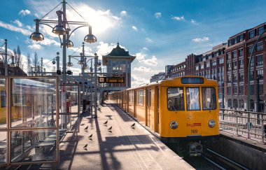 Warschauer Caddesi 'ndeki Berlin metrosunun sarı trenleri.