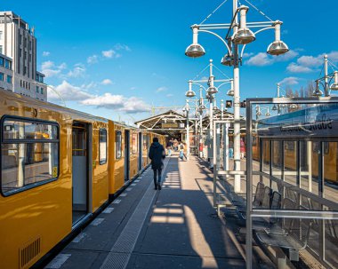 Warschauer Caddesi 'ndeki Berlin metrosunun sarı trenleri.
