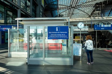 Berlin 'in ana tren istasyonu Corona krizi sırasında neredeyse terk edilmiş.
