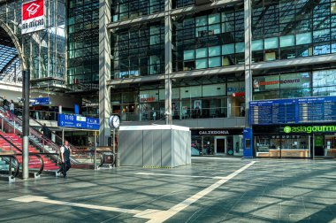 Berlin 'in ana tren istasyonu Corona krizi sırasında neredeyse terk edilmiş.