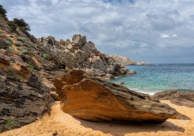 Sardunya 'daki Capo Testa kayaları