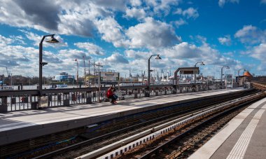 Hamburg 'un Baumwall İstasyonu liman bölgesindeki demiryolunu yükseltti.