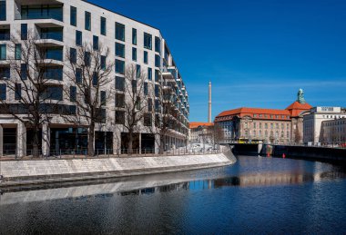 Berlin 'deki seri cinayetlerin kıyısında, Berlin Merkez İstasyonu' nun yakınında yaşıyor.