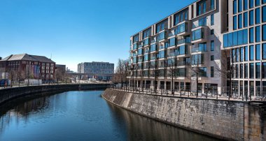 Berlin 'deki seri cinayetlerin kıyısında, Berlin Merkez İstasyonu' nun yakınında yaşıyor.