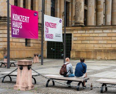 Corona krizi sırasında jandarma ve Berlin konser salonu, Berlin.
