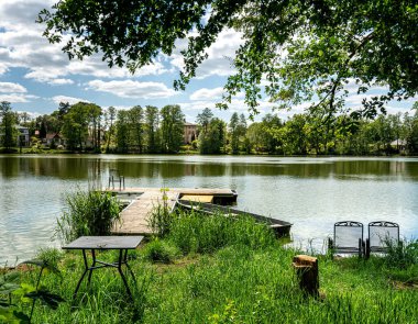 Birkenwerder, Brandenburg, Almanya 'daki Constance Gölü' ndeki küçük tekne iskelesi.