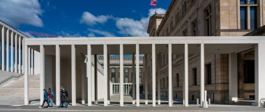 Berlin Müzesi Adası 'ndaki James Simon galerisinin çevresindeki sahneler