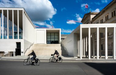 Berlin Müzesi Adası 'ndaki James Simon galerisinin çevresindeki sahneler