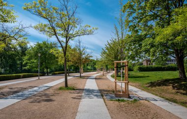 Berlin 'deki Bellevue Sarayı' na doğru giden bebek arabaları, bisikletçiler ve turistler için popüler bir bisiklet yolu.