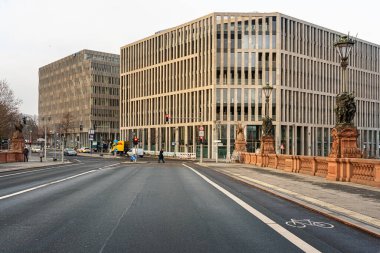 Berlin şehir merkezindeki Moltke Köprüsü.