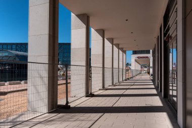 Berlin Merkez İstasyonu 'ndaki yeni binada terk edilmiş.